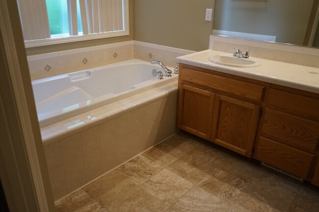 Building Photo - 9404 NE 26th Ct