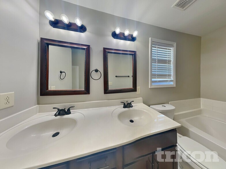 Building Photo - 1033 Dwight Eisenhower Way