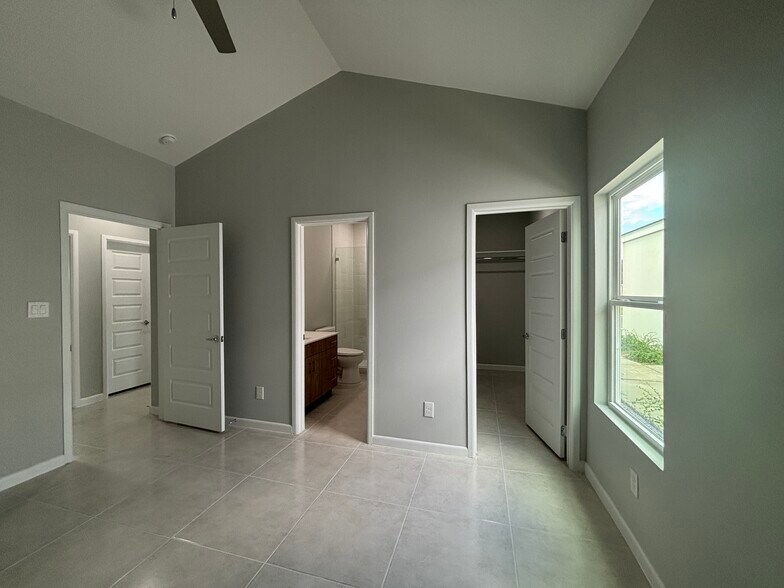 Building Photo - 2709 Woodpecker Rd