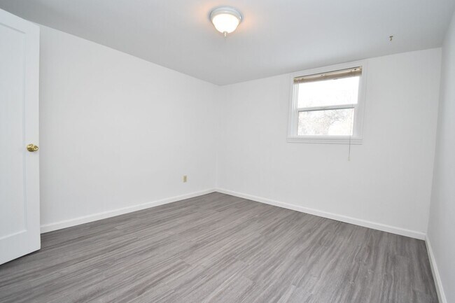 Building Photo - Great location, two blocks south of downto...
