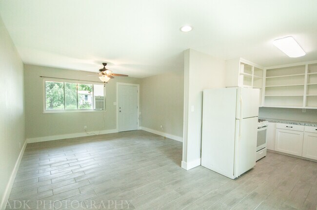Building Photo - 113 E Bertha St