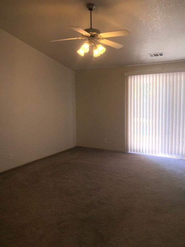 Building Photo - This beautifully maintained 3 bedroom, 2 b...