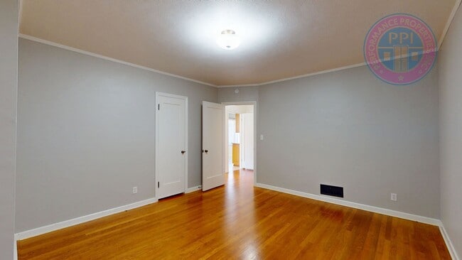 Building Photo - North Portland Living at Its Best | 2 Bed, 1 Bath!