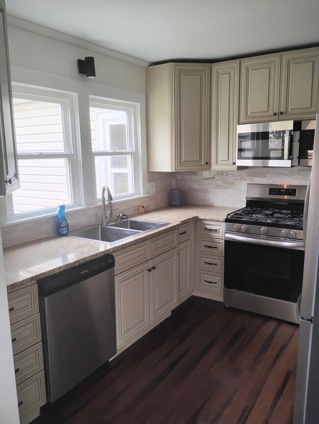 Building Photo - Stunning 3 Bedroom/2 Bath Awaits You