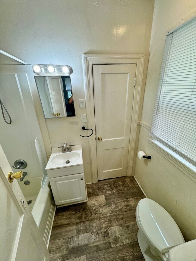 Building Photo - 2 bed house Rva North Side! PET FRIENDLY, ...