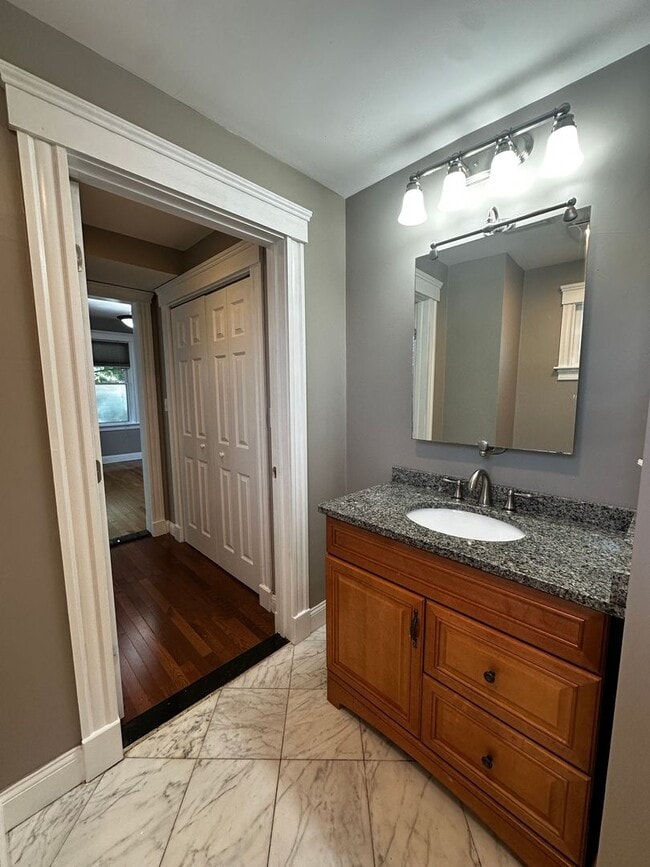 Building Photo - Spacious 3 Bed 2 Bath Apartment With Garag...