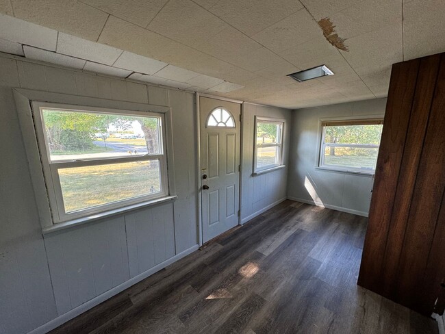 Building Photo - Spacious 3-Bedroom, 1-Bathroom Home with Pole Building – $1,525/Month