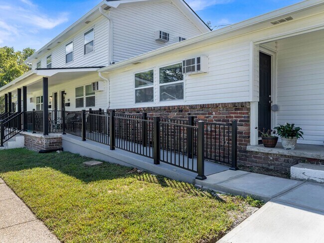 Building Photo - Oak Ridge 37830 - 3 bedroom 2 bath duplex - call Chad Weeks 865-567-6193