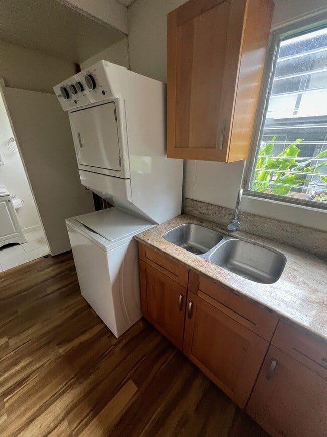 Building Photo - 2-bed 2-bath 1- parking Tropic Gardens Town House for rent!