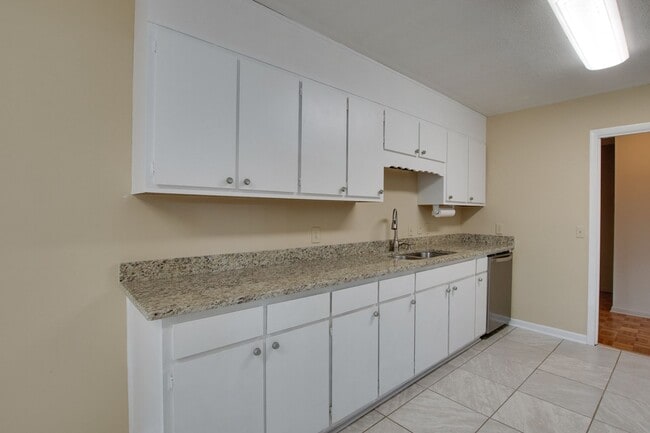 Building Photo - 904 SE Chatterson Rd