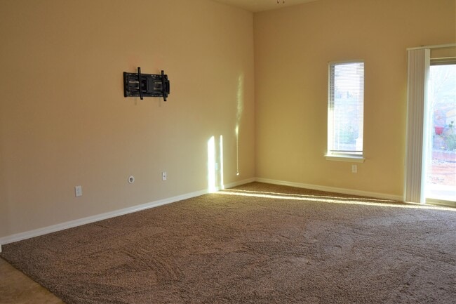 Building Photo - 14350 N Cave Dr