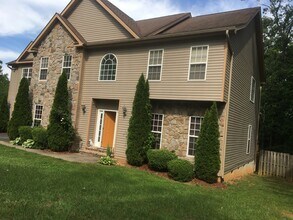 Building Photo - Spacious home with tons of upgrades! 4 Bedrooms/3.5 bathrooms