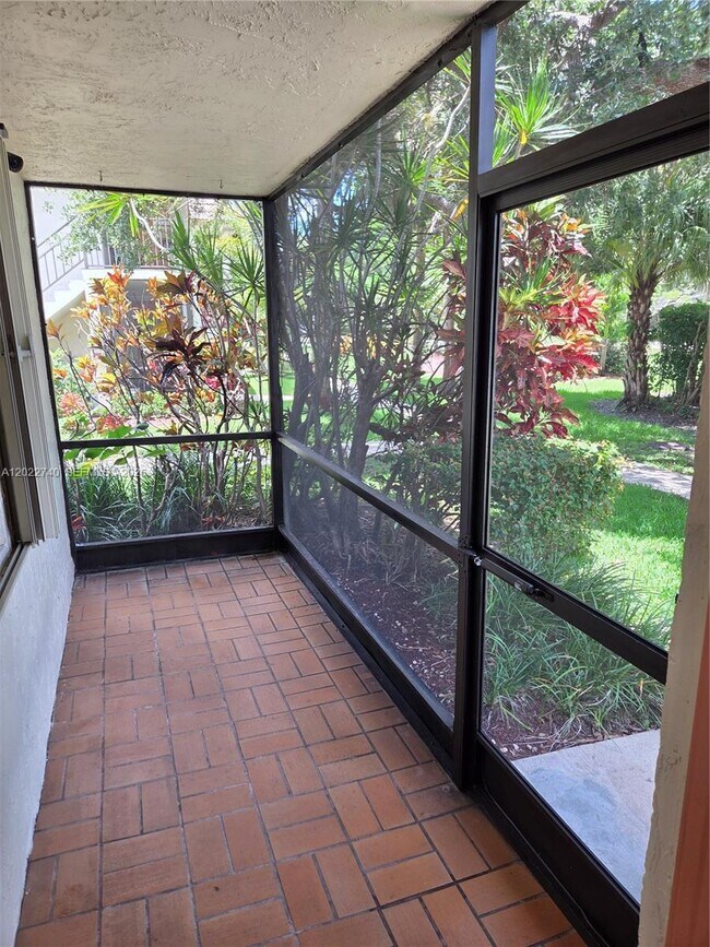 Building Photo - 413 Lakeview Dr