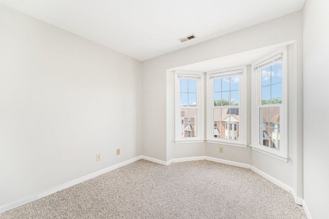 Building Photo - 204 Barrie Pl