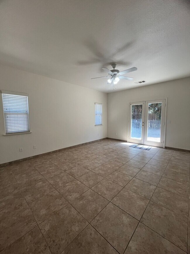 Building Photo - Move in Ready Home!