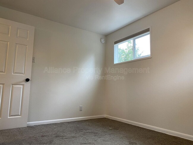 Building Photo - 2605 Lark Dr