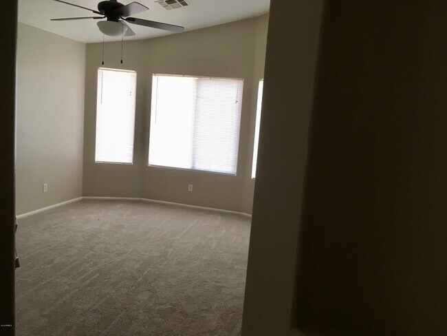 Building Photo - 528 E Cantebria Dr
