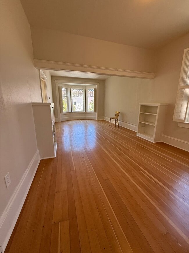 Building Photo - 2 Bedroom, 1 bathroom second floor apartme...