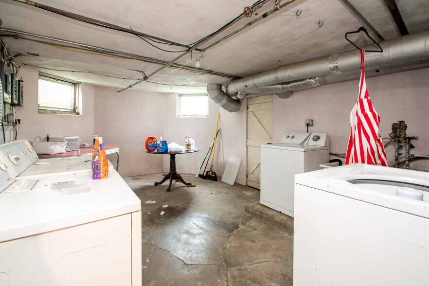 Building Photo - 1403 W Barker Ave