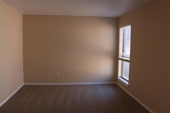 Building Photo - 16111 Aspenglen Dr