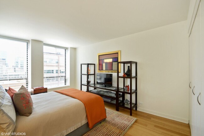 Building Photo - 260 E Chestnut St