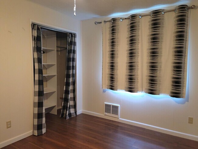 Building Photo - 3 Bedroom 1 Bath Home with Shop