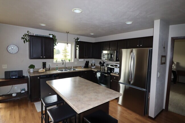 Building Photo - Large 3 Bedroom 2 Bath Townhouse style Duplex