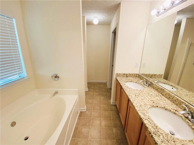 Building Photo - 5528 Silver Springs Dr