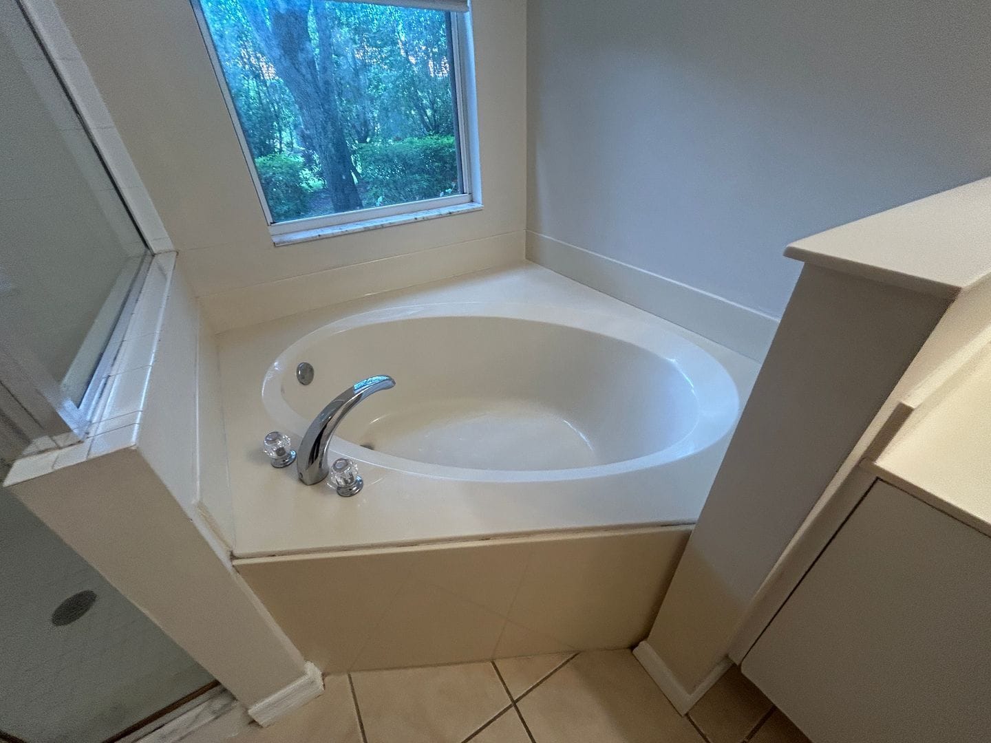 Building Photo - Spacious  3/2 ground floor unit