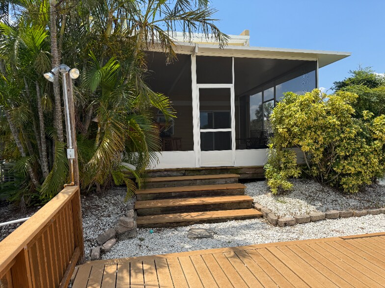 Building Photo - 8771 Bay Pointe Dr