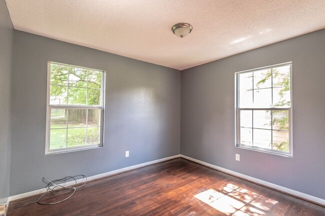 Building Photo - 5407 Thrush Dr