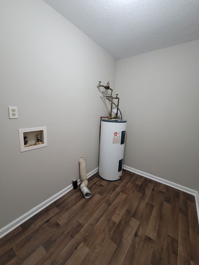 Building Photo - 2 BR Townhome! Looks Great!