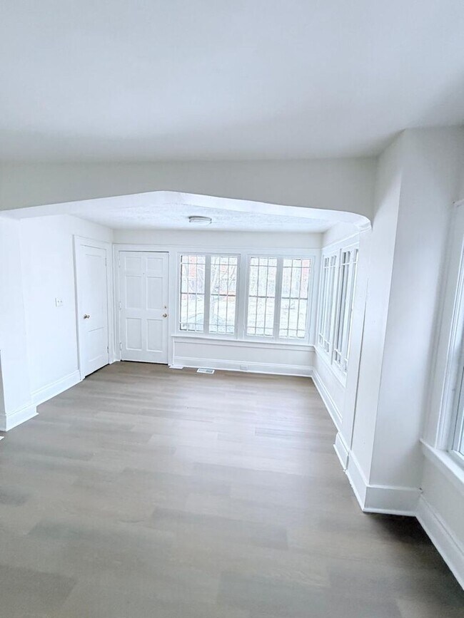 Building Photo - 3242-3242 Sycamore Rd