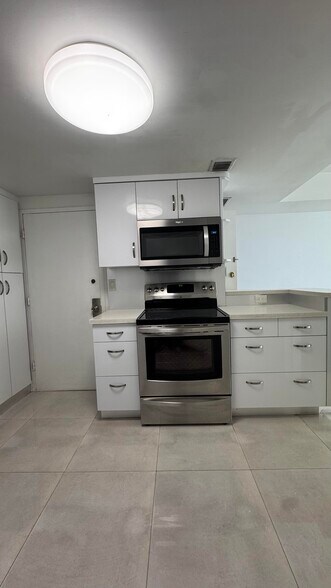 Building Photo - 825 Brickell Bay Dr