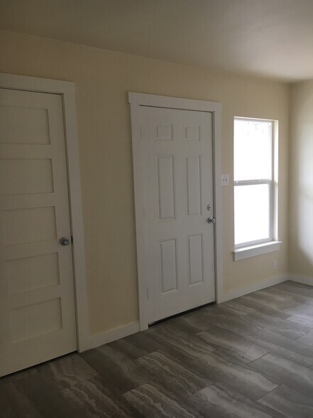 Living Rm to front door (bad pic of LV) - 5802 Tracy Lynn Ln