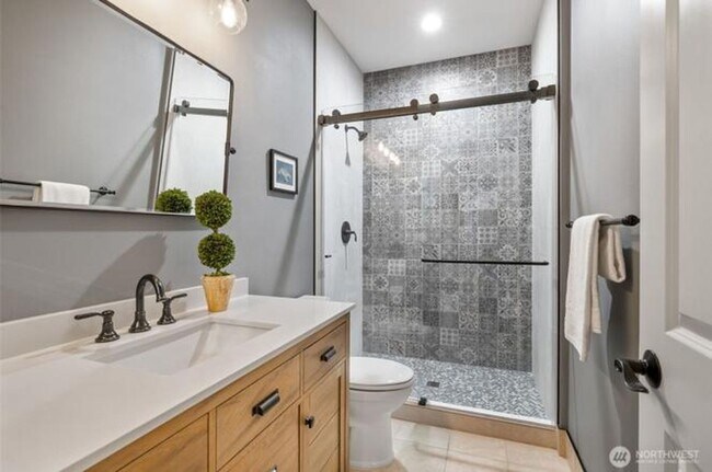 Building Photo - Luxury Living in sought after Sterling Woods