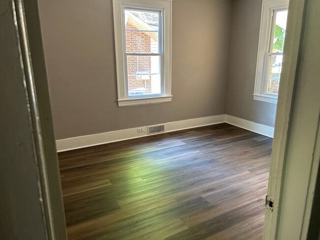 Building Photo - 3 Bedroom 1.5 Bath Home Available for Rent...