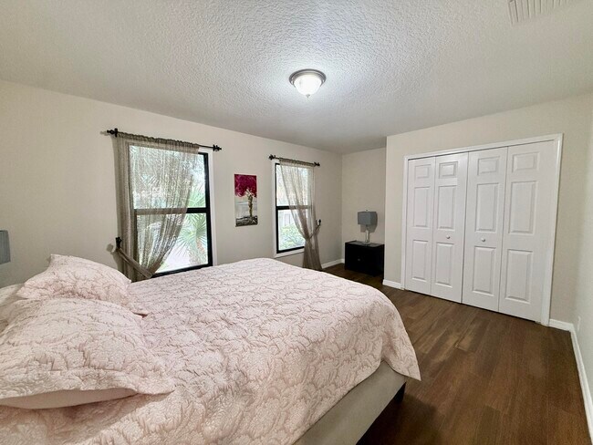 Building Photo - 212 Lone Pine Dr