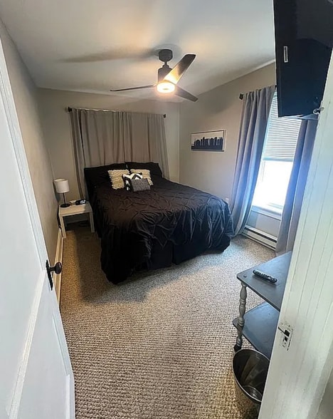 Queen bed 1 - 533 N 2nd St