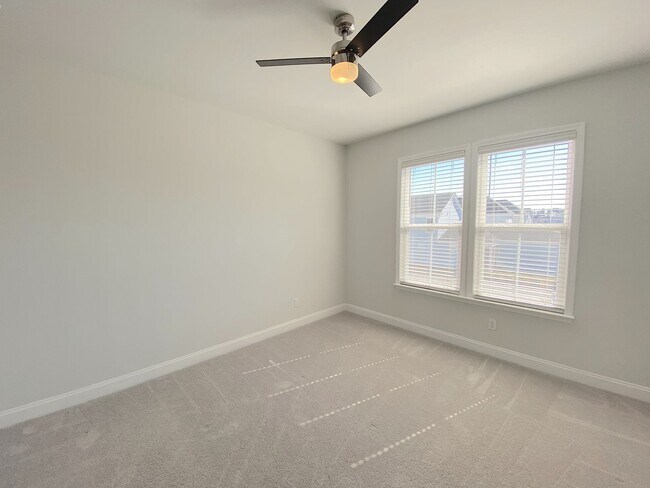 Building Photo - 354 Great Lawn Dr