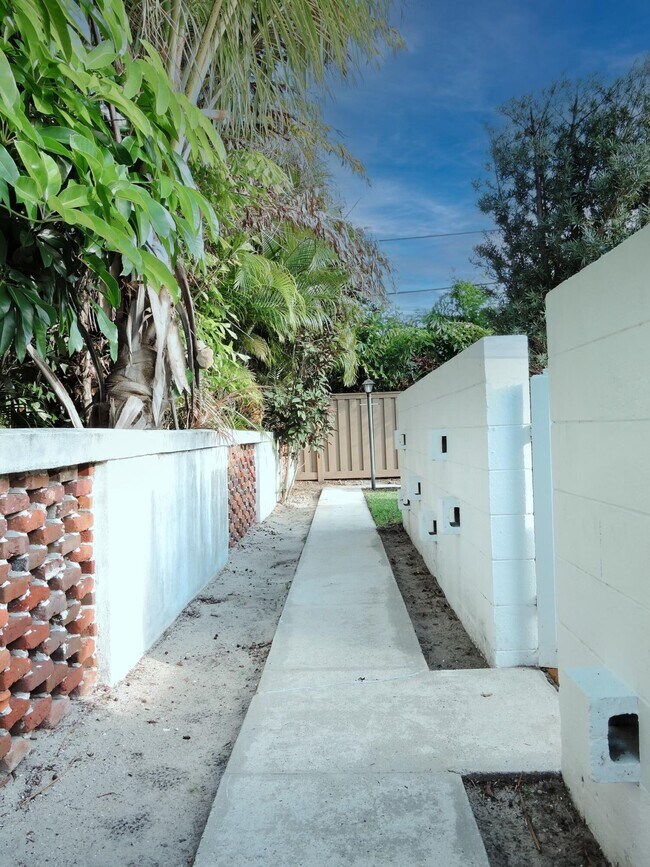 Building Photo - 136 Yacht Club Dr