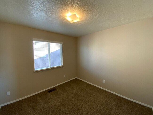 Building Photo - 3 Bedroom Home Available Near Unser Blvd N...