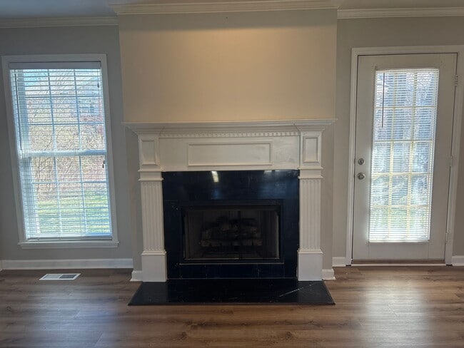 Building Photo - Spacious 3 Bedroom Home In Manchester...