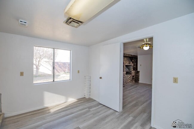 Building Photo - 252 W Lowell Dr