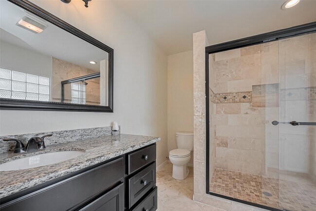 Building Photo - 13731 Greenway Dr