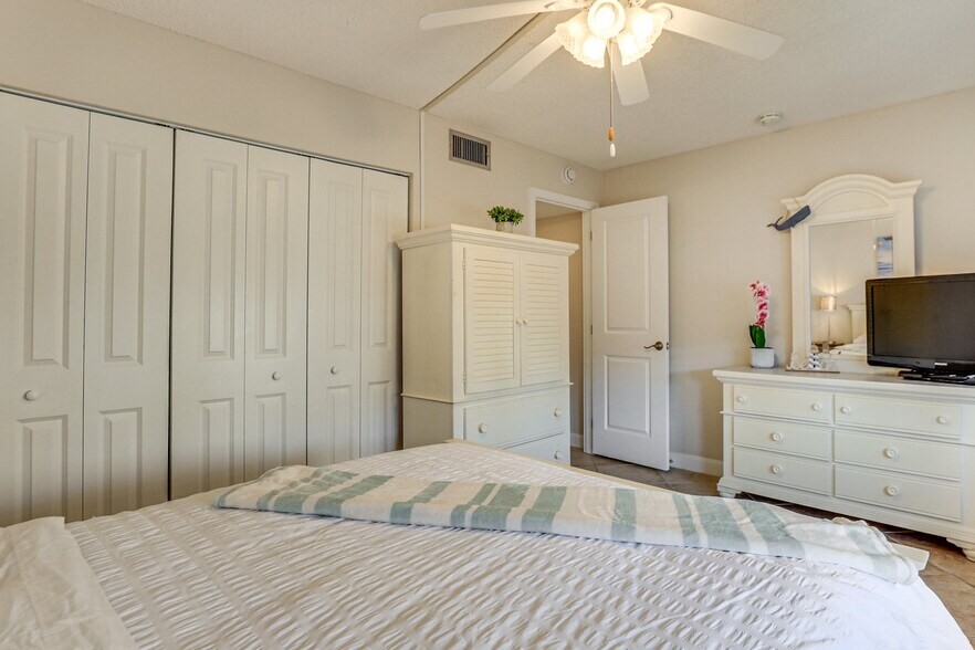Building Photo - 7930 Sun Island Dr S