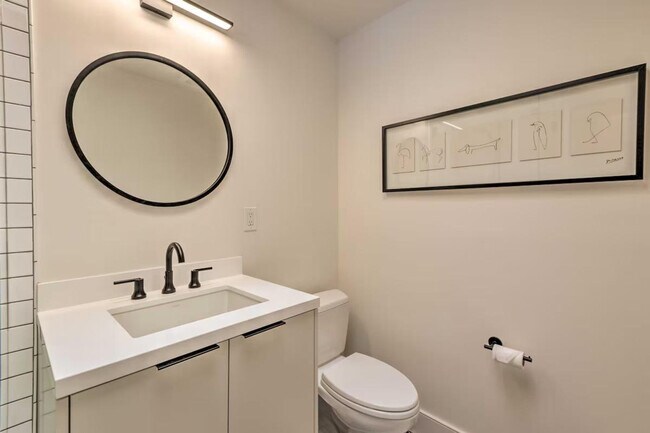 Building Photo - 155 E Creek Dr