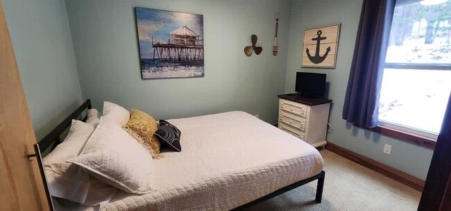 Building Photo - Fully Furnished Monthly Off-Season Gem!