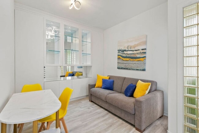 Building Photo - Elegant Furnished Penthouse Retreat with Treetop Views