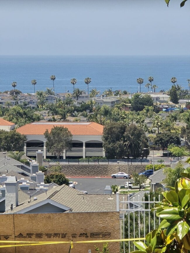 Building Photo - Coastal Living: 2-Bed, 1.5-Bath Townhome w...